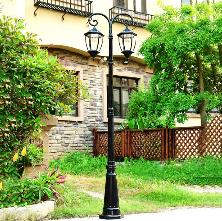 Cast Aluminum Solar Powered LED Streetlight Style Outdoor Light Lamp post