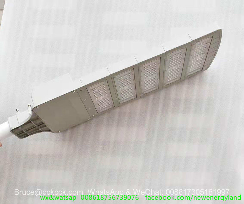 LED-aurinkomoduulin katulampun pidike 1