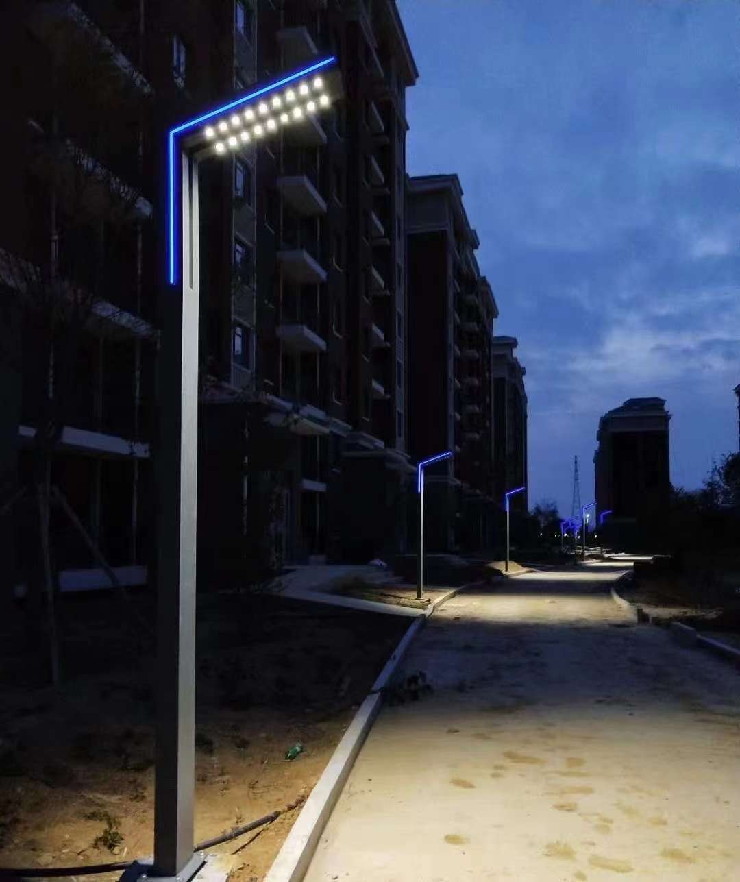Napelemes utcai lámpa integráció Új vidéki napelemes utcai lámpa