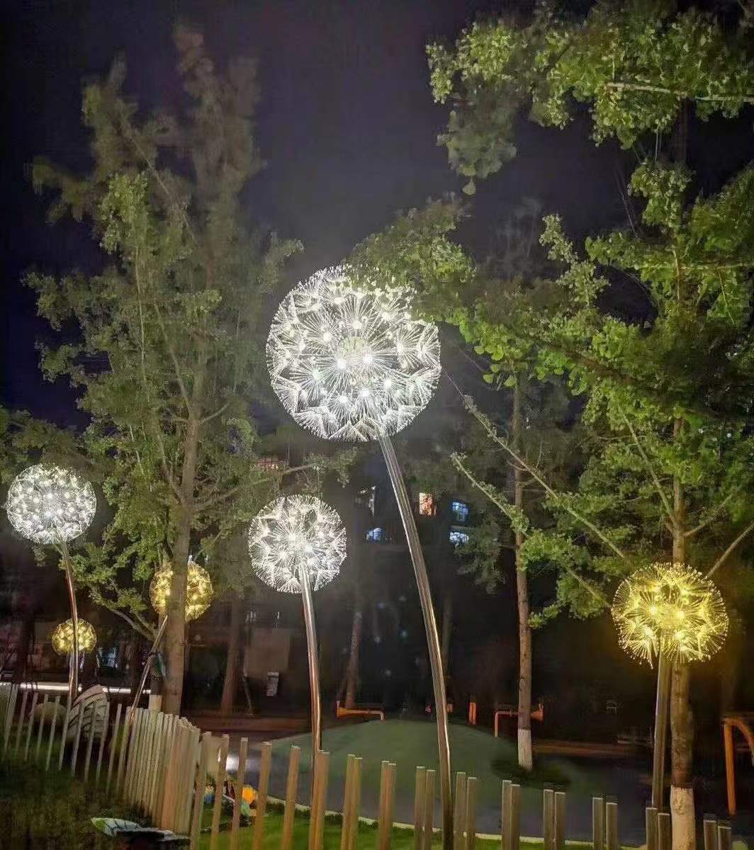 Jardín de césped decorado con luces de patio