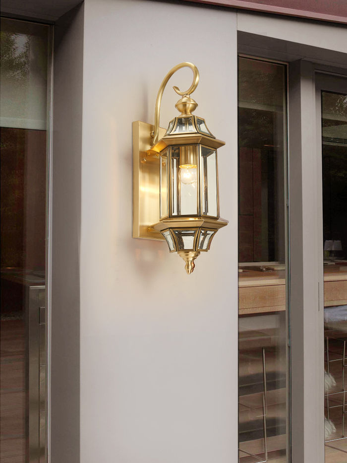 Sva bakarska lampa izvan zida u europskoj dnevnoj sobi za večeru balkona u dvorištu hodnika bakrove zidne lampe