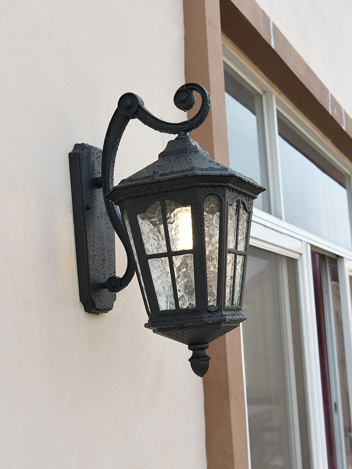 Izvan svetla sunčevog zida balkon izvan dvora vanjske zidne terase vile ulazne lampe