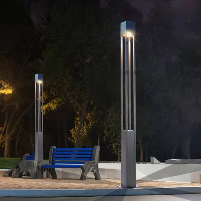 Lampa moderna sempliċi tar-riħ ta’ erba’ kolonni tal-qorti tal-Komunità Garden Villa lampa tat-triq li tiddawl fuq barra profil tal-aluminju kontra x-xita