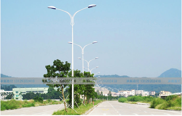 Lampa komunale e kryesuar nga prodhuesi me shumicë 9 m 10 m 12 m llampa tradicionale e rrugës tub katror me dy krahë të lartë