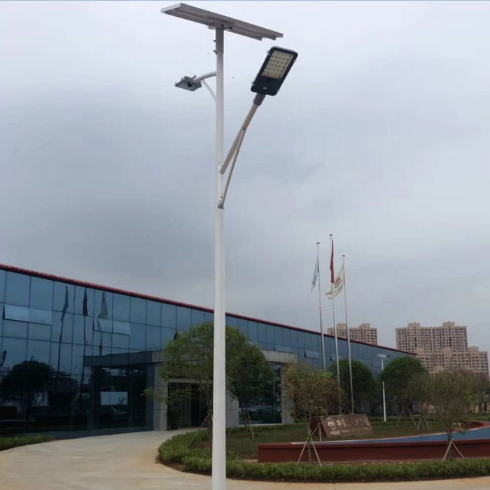 Výrobca priamo predáva vonkajšie slnečné svietidlo na vidieckej integrovanej slnečnej energie 6 m svetlého LED mestského strojového svietidla