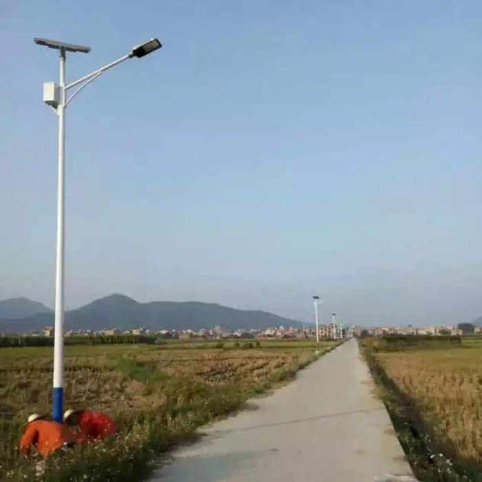 Lampu jalan matahari LED terintegrasi tiang anti air luar 6m 30405060w rekonstruksi jalan pedesaan baru