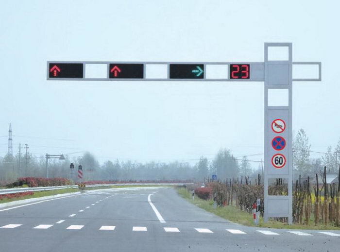 Poteau de signalisation routière