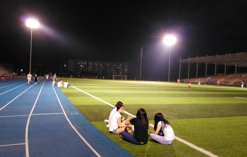 Lampe à poteau élevé dans le stade