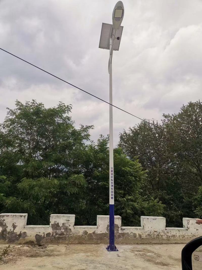 Instalación de lámparas solares de calle, luces LED de carretera al aire libre