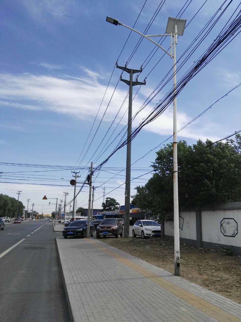 Transformação de energia solar de lâmpadas de rua antigas na fábrica