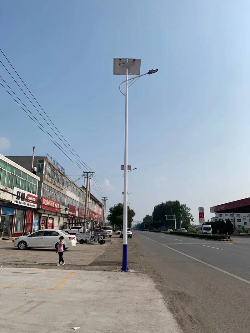 Sa labas ay integrado ang solar street lamp, LED street lamp