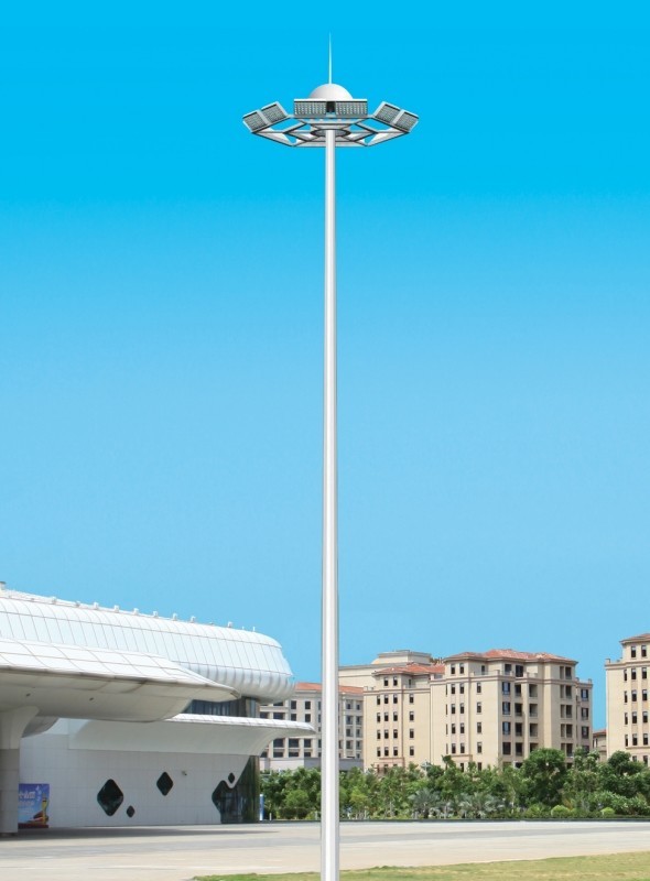 広場埠頭の交通交差点の運動場の中で高い棒、投光灯