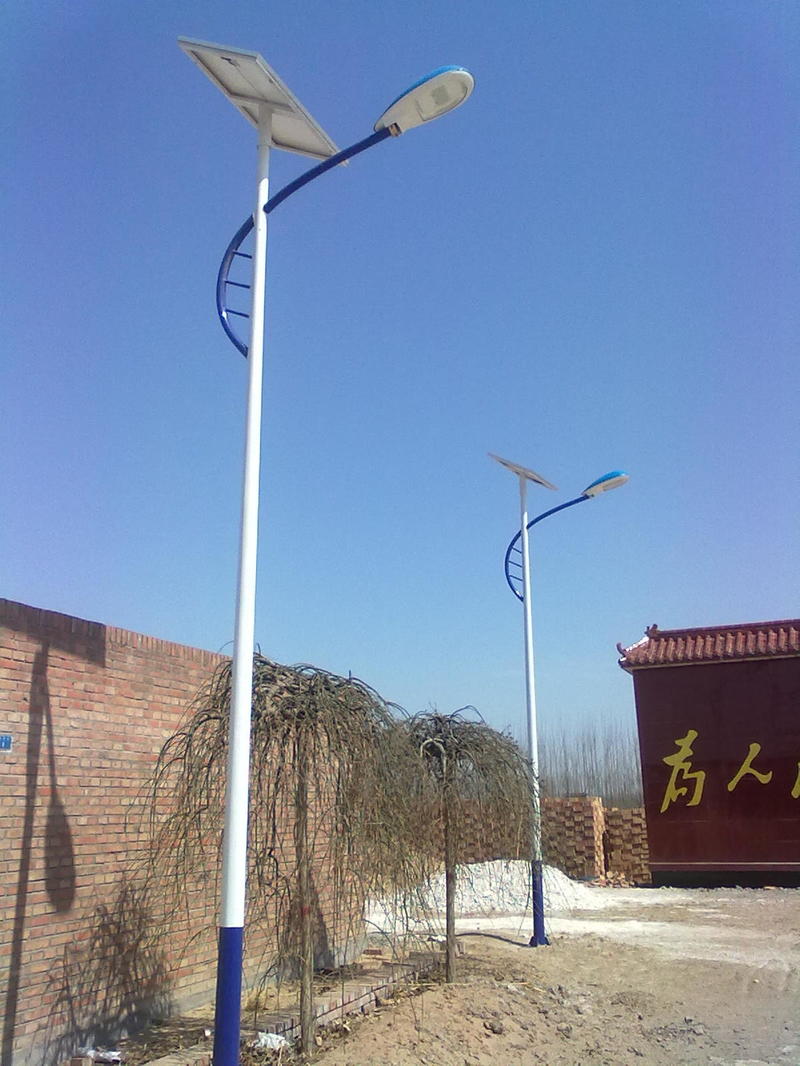 Un llum de carrer a l-exterior, un projecte de llum de carrer solar de 6 metres