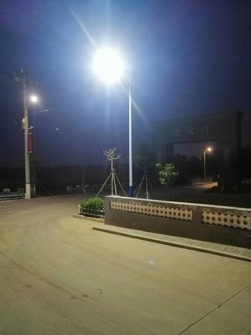 Осветлување на патиштата надвор, улични лампи, соларни улични лампи во прекрасно село