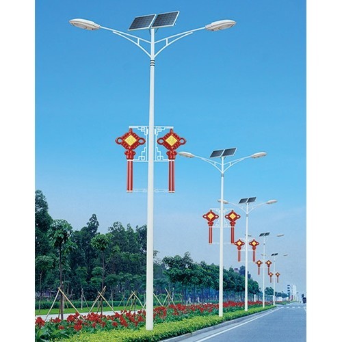 Nowa zewnętrzna lampa drogowa inżynieryjna, uzupełniająca scenerię lampa uliczna