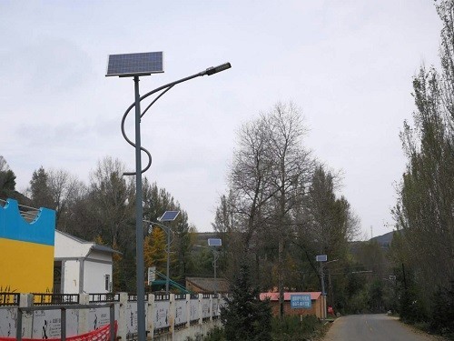 Un dibuix d-instal·lació de bonic projecte de llums de carrer del poble