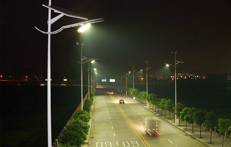 Travaux routiers, nouveaux lampadaires solaires à LED intégrés à l-extérieur