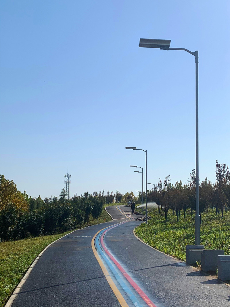 Éclairage le long de l-autoroute et du chemin de fer dans la zone de haute technologie, feux de rue LED