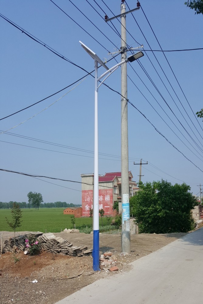 أدى المشروع البلدي الريفي الجديد إضاءة الطريق ذراع واحدة مصباح الشارع
