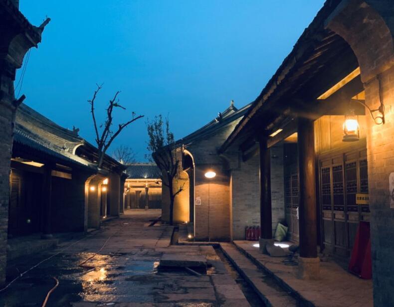 Nočné osvetlenie dediny Yuanjia, starovekého mesta Henan Alliance