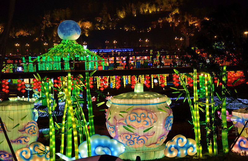 Lantern Festivalinin gece sahnesinin ışık gösterisi