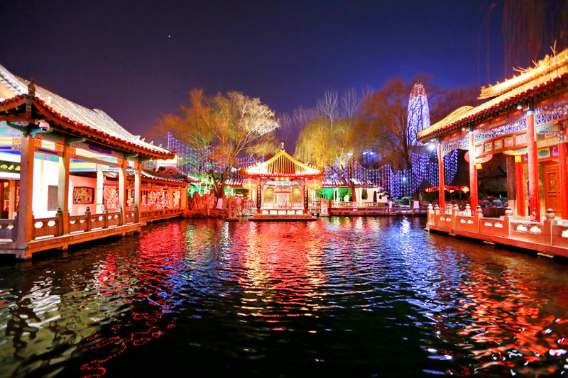 Baotu Spring Scenic Spot is bright and beautiful at night