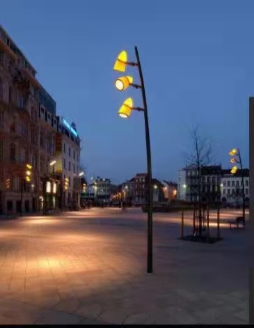 Luzes modernas simples do pátio exterior, iluminação cênica do ponto